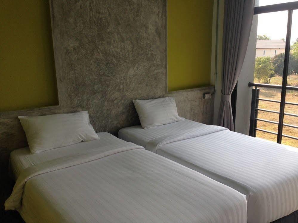 Pornsiri Hotel Sisaket Bagian luar foto